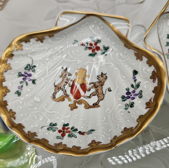 Shell Shaped Catchall Dish with Crest, Limoges - Picture 2 of 4